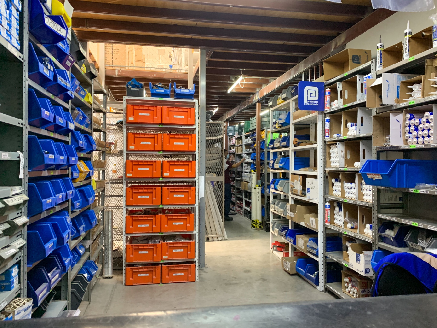 Almacén de herrajes, selladores y accesorios organizados por línea en ALUMINTE