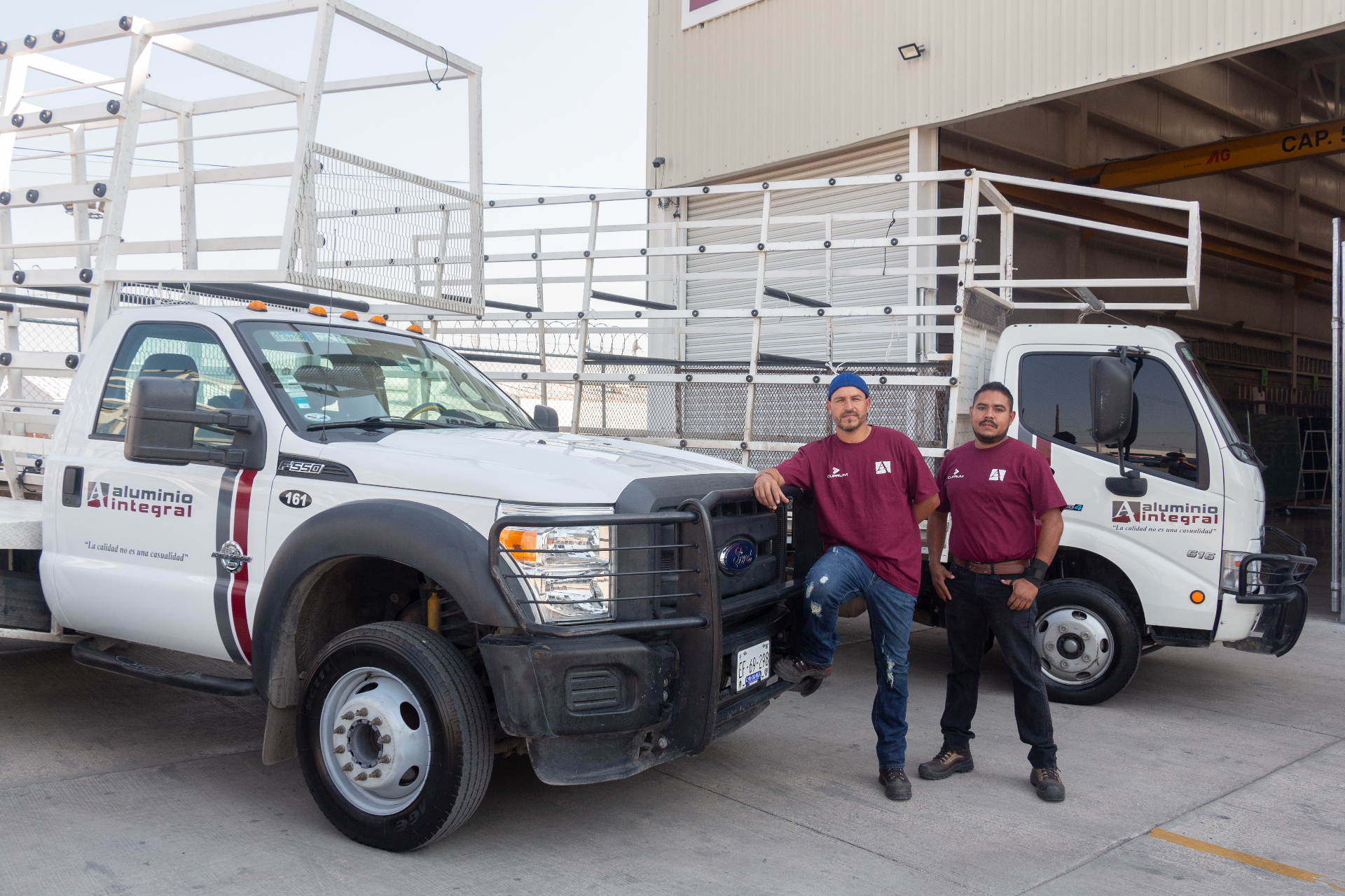 Flotilla de reparto ALUMINTE — camiones Ford F-550 y Hino con racks para perfilería